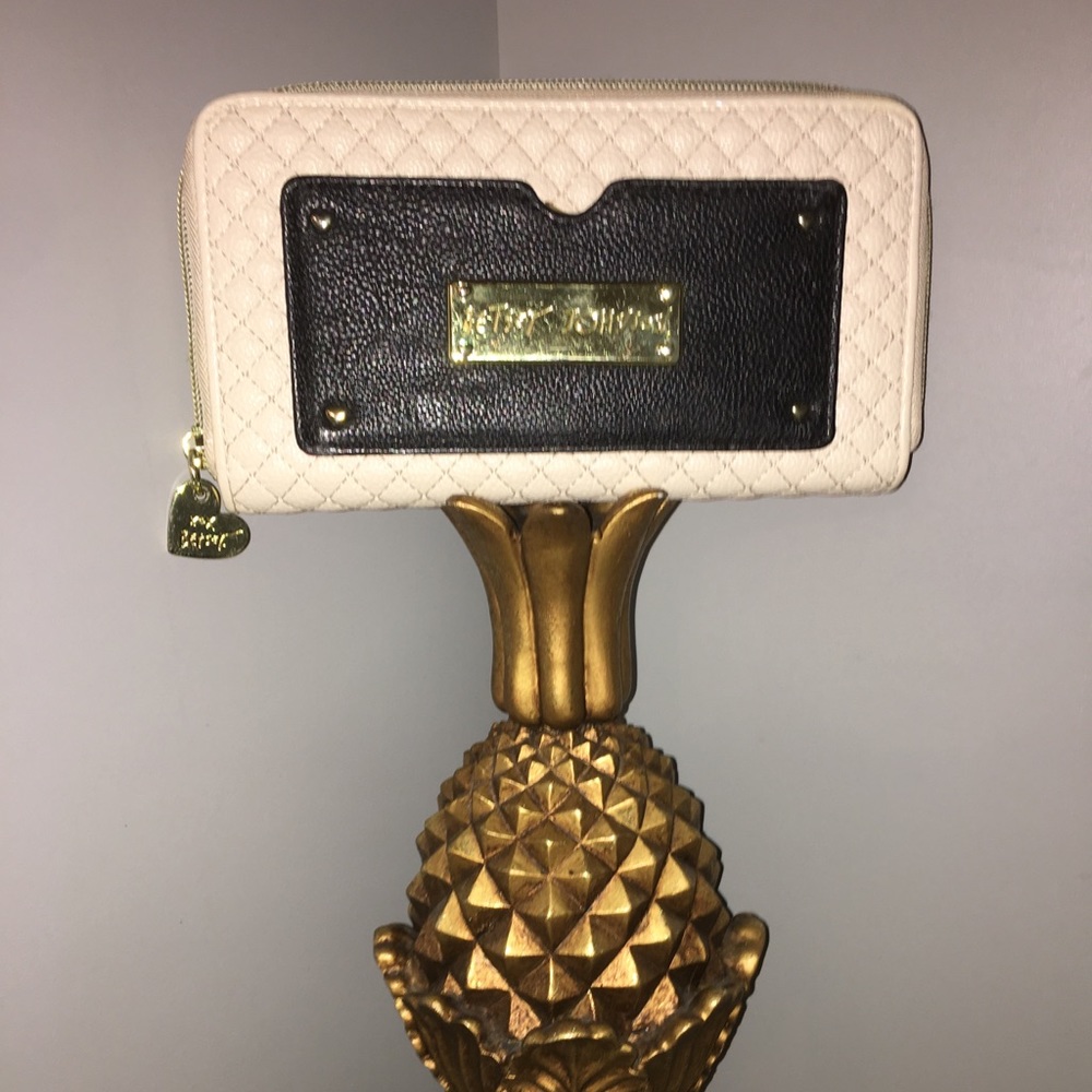 💗BETSEY JOHNSON WALLET 💗 VERY CUTE AND STYLISH